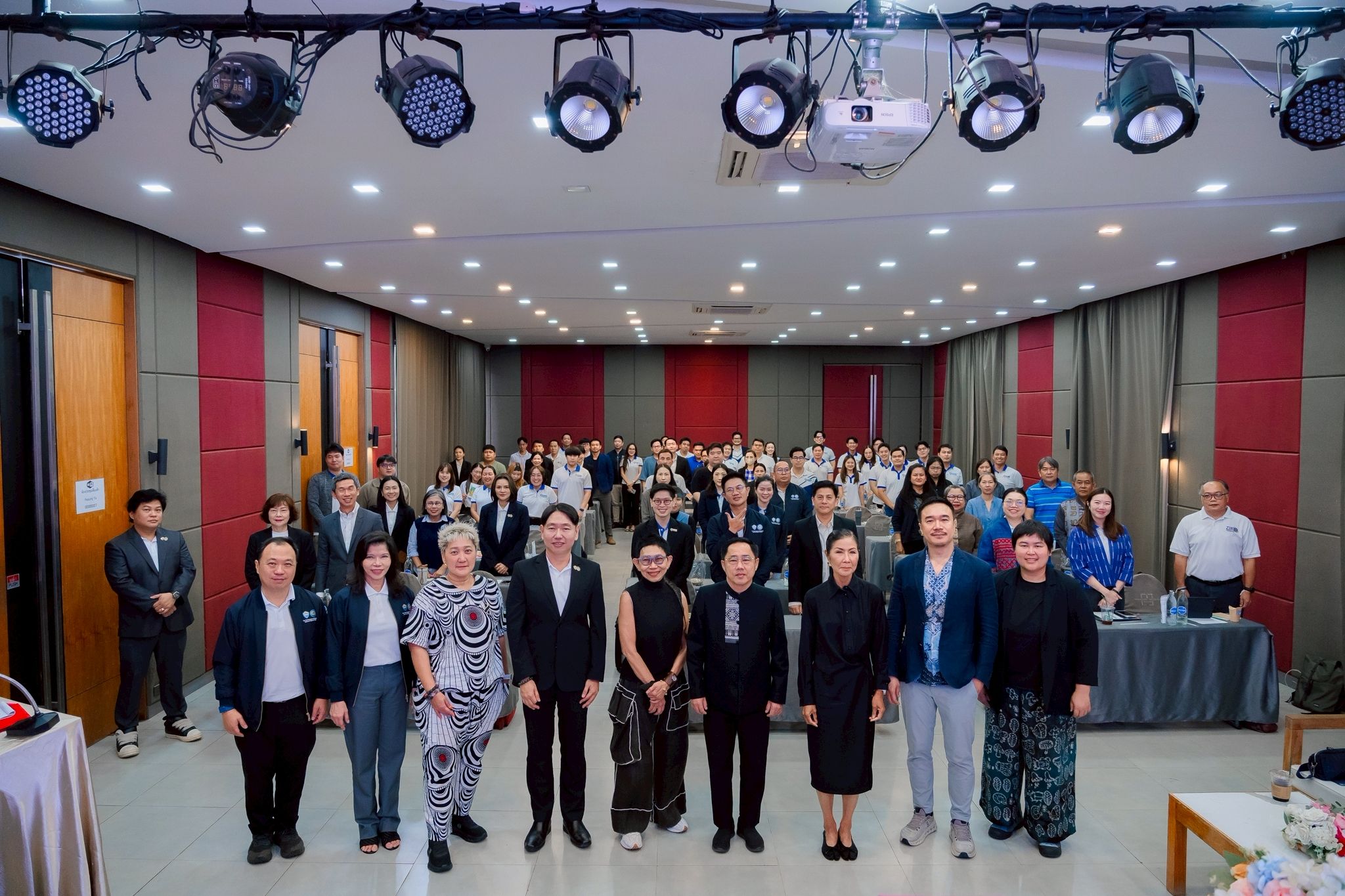 หอการค้าไทยร่วมจัดสัมมนา "ธุรกิจก้าวพอดี สู่การเติบโตอย่างยั่งยืน" ครั้งที่ 2 ณ จังหวัดสุโขทัย ถ่ายทอดแนวคิดเศรษฐกิจพอเพียง การสร้างแบรนด์เมือง และพัฒนาผู้ประกอบการกว่า 90 ราย สู่การเติบโตอย่างยั่งยืน
