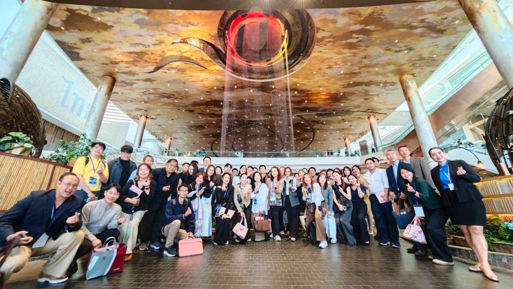 หอการค้าไทยนำสมาชิก Big Brother Season 10 เยี่ยมชม ICONSIAM เรียนรู้กลยุทธ์ Siam Piwat Way แนวคิด Game-Changing DNA การสร้างจุดหมายปลายทางระดับโลกและธุรกิจยั่งยืน