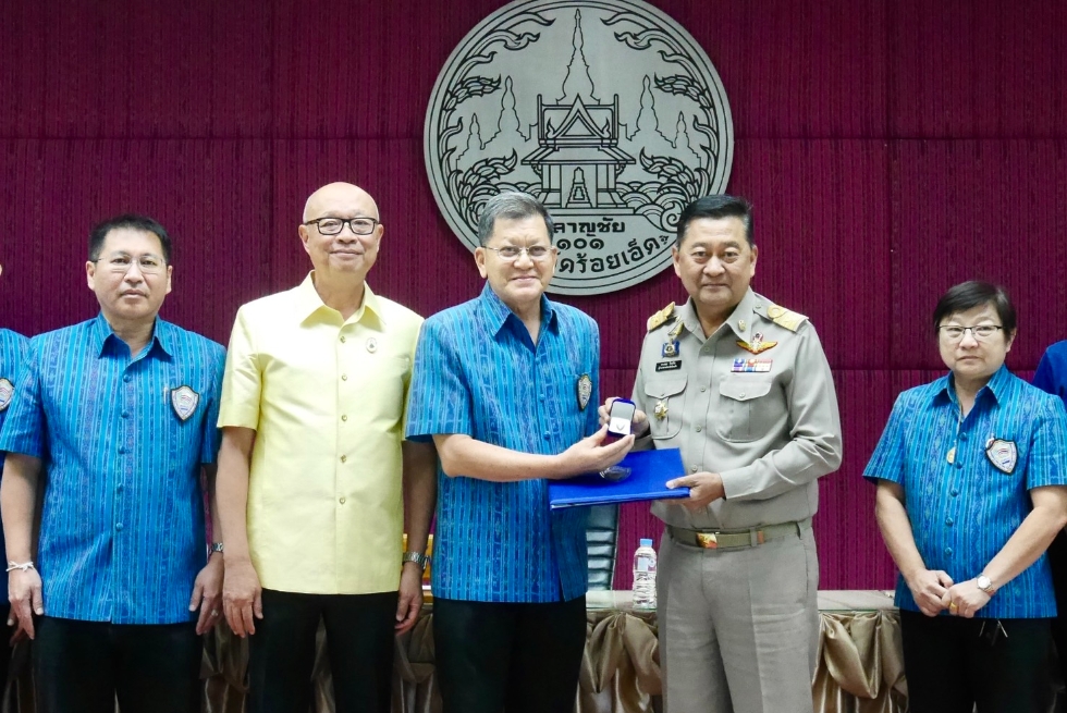 หอการค้าจังหวัดร้อยเอ็ด เข้ามอบรางวัล “ผู้ว่าราชการจังหวัดสำเภาทอง” ประจำปี 2566 แด่ ผู้ว่าราชการจังหวัดร้อยเอ็ด